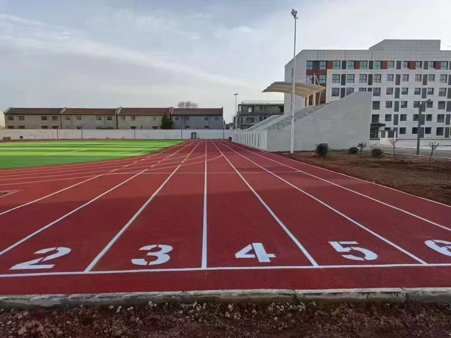 张家口市人造草坪足球场混合型塑胶跑道 - 价格